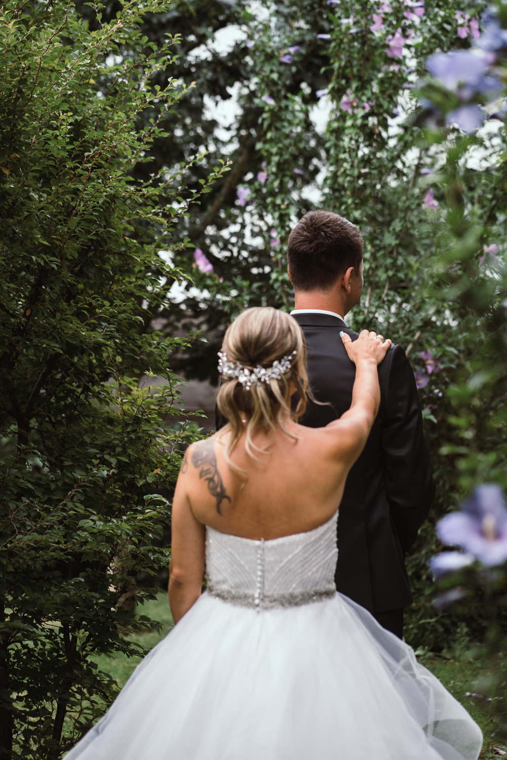 Hochzeitsofots Diana und Timm: First Look Shooting im Garten